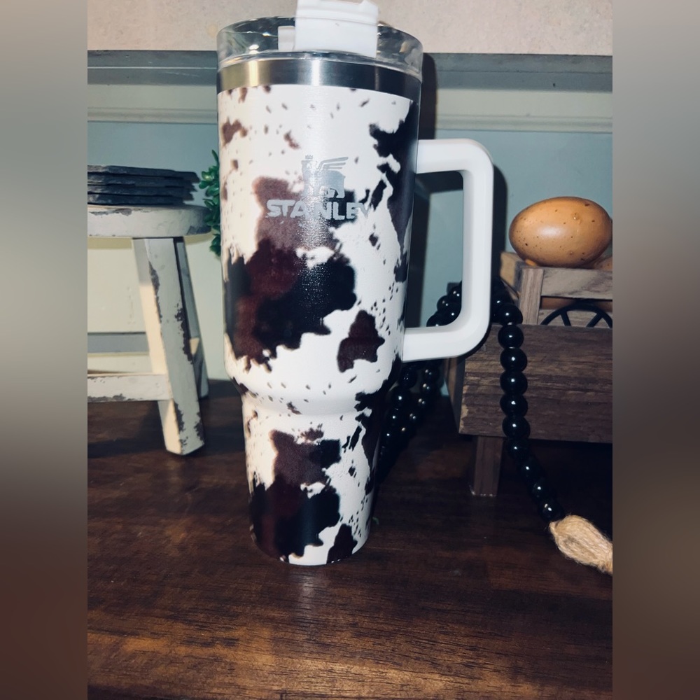 Stanley cow print 40oz